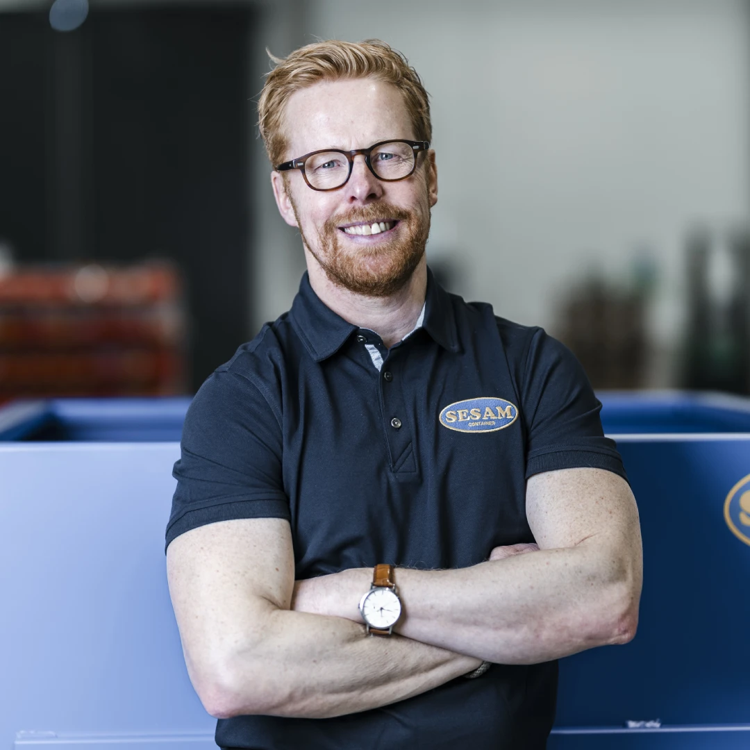 Kontakta Fredrik på Sesam Container för tippcontainers med bottentömning