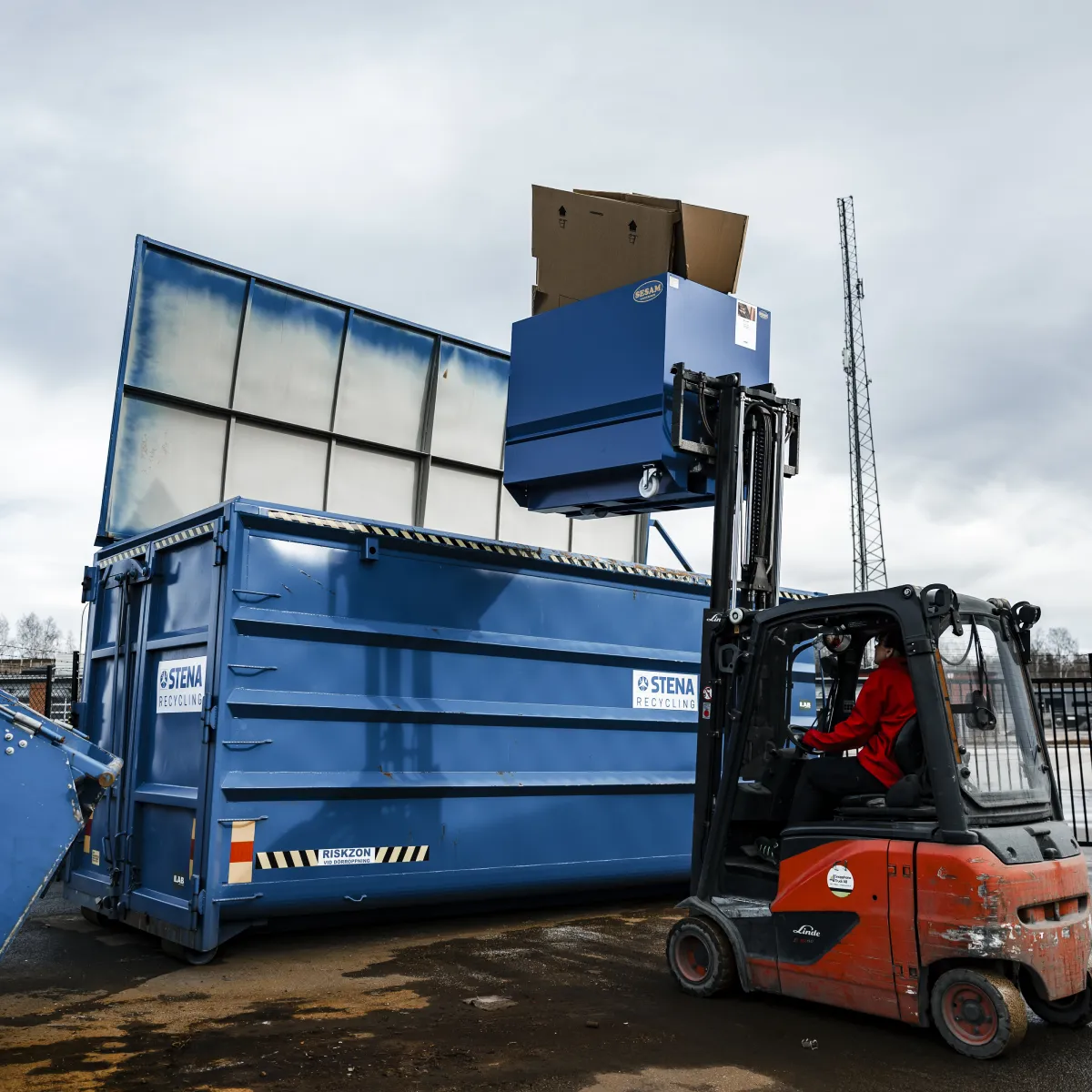 Fewer work accidents with customised bottom-emptying tipping container