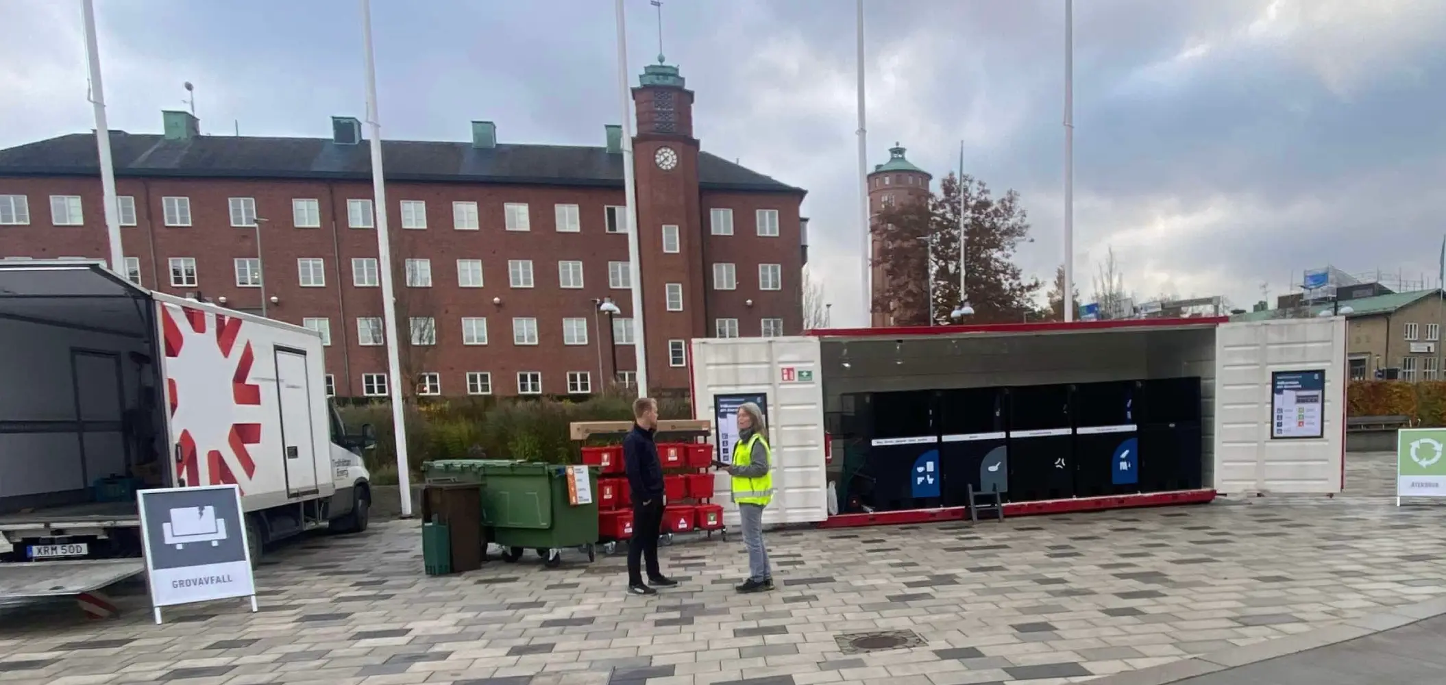 Bottentömmande tippcontainer med dubbelkuggkrans