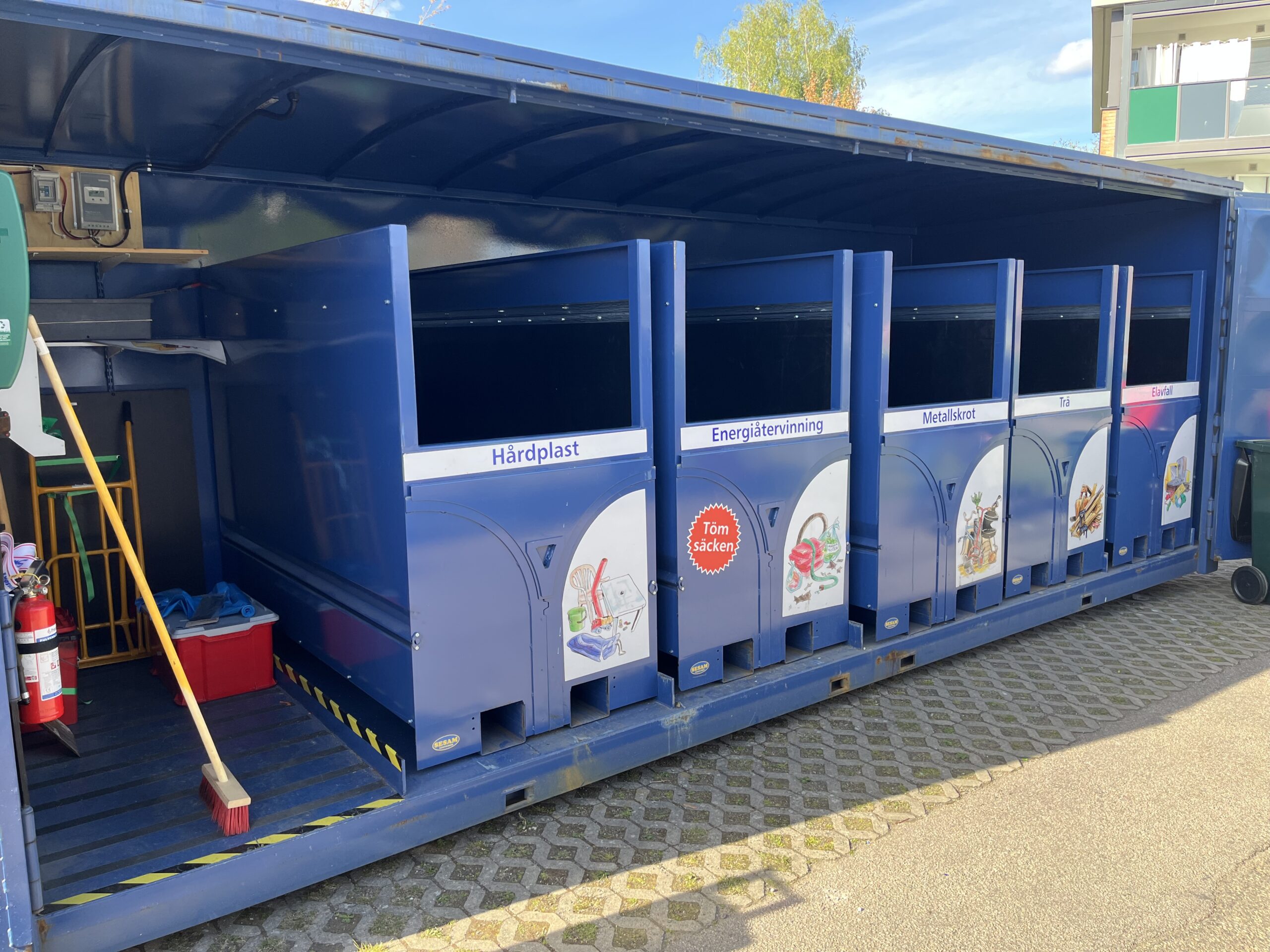 Beställ skräddarsydd tippcontainer med bottentömning